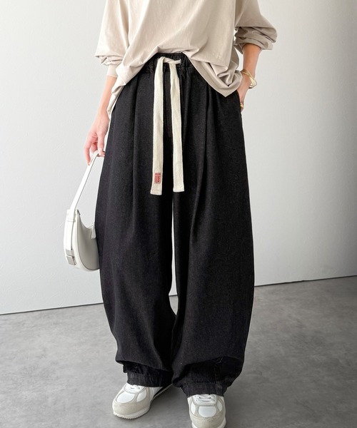 Java(ジャバ)の「《JaVaジャバコラボ》着回し無限!ウエストドロスト付きコクーンデニムイージーパンツ(デニムパンツ・レディース・ブルー/グレー/インディゴブルー/ブラック・MEDIUM/LARGE/X-LARGE/SMALL)」の2枚目の写真