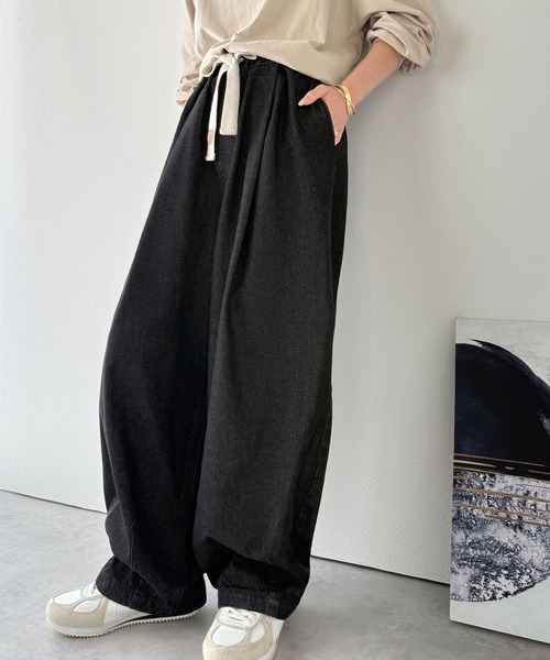 Java(ジャバ)の「《JaVaジャバコラボ》着回し無限!ウエストドロスト付きコクーンデニムイージーパンツ(デニムパンツ・レディース・ブルー/グレー/インディゴブルー/ブラック・MEDIUM/LARGE/X-LARGE/SMALL)」の5枚目の写真