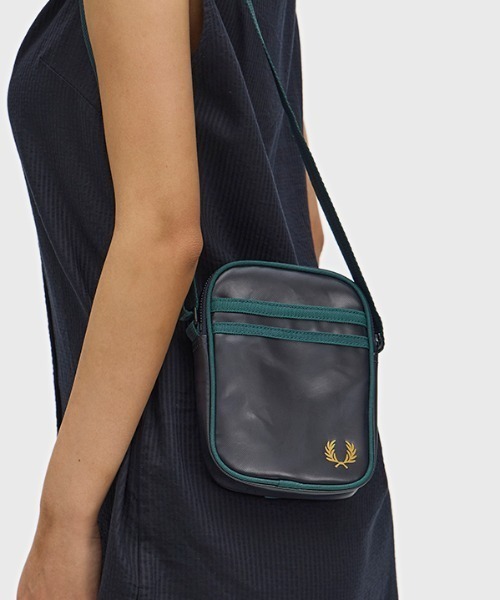 FRED PERRY（フレッドペリー）の「新色先行予約受付中／Classic Small Side Bag／クラシックサイドバッグ（ボディバッグ/ウエストポーチ・メンズ・ダークグリーン/ブラック/ダークグリーン系/ダークネイビー・ONE SIZE）」の4枚目の写真