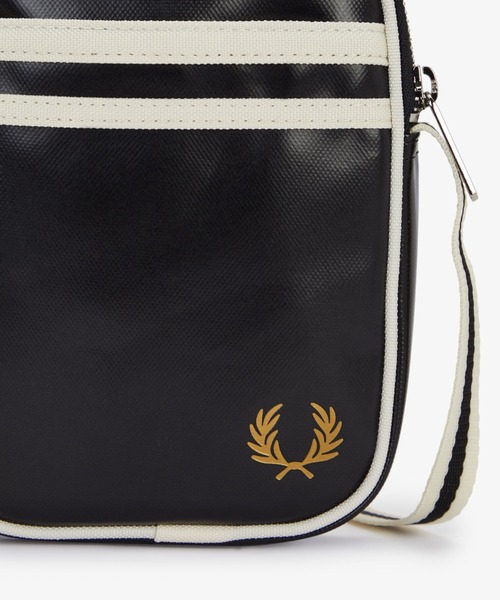 FRED PERRY（フレッドペリー）の「新色先行予約受付中／Classic Small Side Bag／クラシックサイドバッグ（ボディバッグ/ウエストポーチ・メンズ・ダークグリーン/ブラック/ダークグリーン系/ダークネイビー・ONE SIZE）」の10枚目の写真