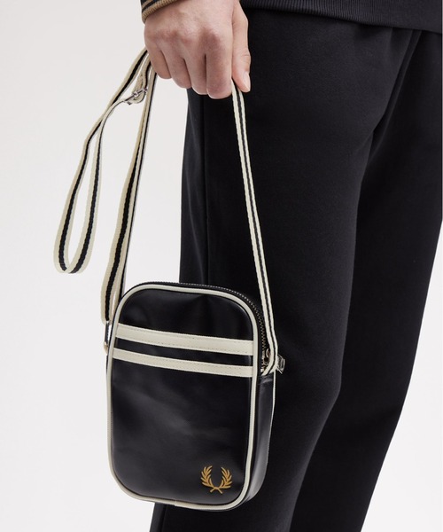 FRED PERRY（フレッドペリー）の「新色先行予約受付中／Classic Small Side Bag／クラシックサイドバッグ（ボディバッグ/ウエストポーチ・メンズ・ダークグリーン/ブラック/ダークグリーン系/ダークネイビー・ONE SIZE）」の13枚目の写真