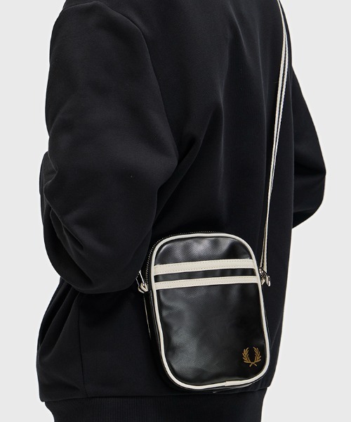 FRED PERRY（フレッドペリー）の「新色先行予約受付中／Classic Small Side Bag／クラシックサイドバッグ（ボディバッグ/ウエストポーチ・メンズ・ダークグリーン/ブラック/ダークグリーン系/ダークネイビー・ONE SIZE）」の12枚目の写真