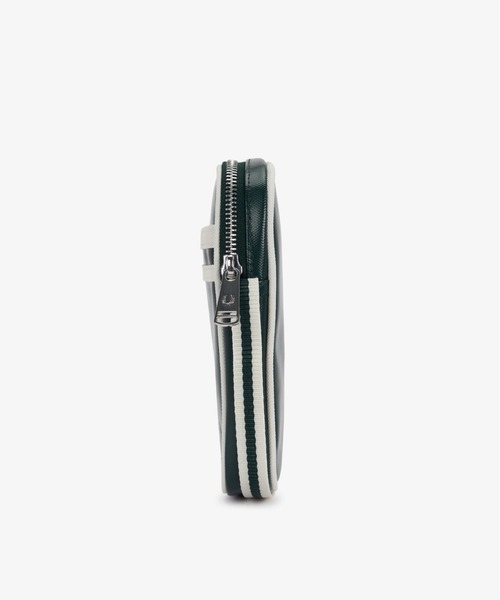 FRED PERRY（フレッドペリー）の「新色先行予約受付中／Classic Small Side Bag／クラシックサイドバッグ（ボディバッグ/ウエストポーチ・メンズ・ダークグリーン/ブラック/ダークグリーン系/ダークネイビー・ONE SIZE）」の20枚目の写真