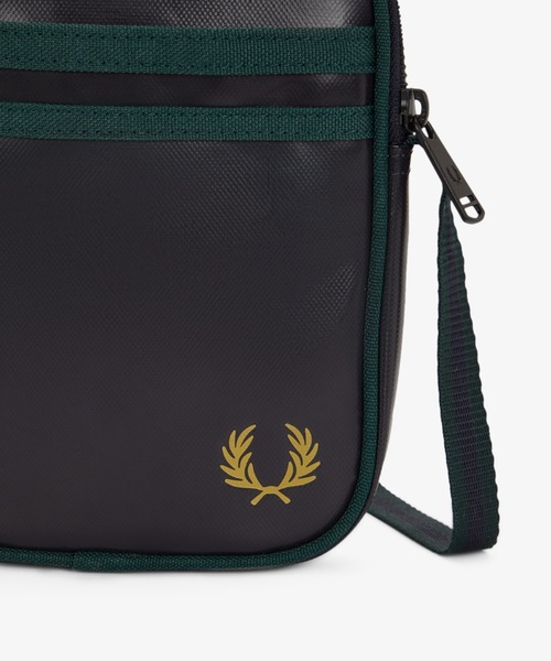 FRED PERRY（フレッドペリー）の「新色先行予約受付中／Classic Small Side Bag／クラシックサイドバッグ（ボディバッグ/ウエストポーチ・メンズ・ダークグリーン/ブラック/ダークグリーン系/ダークネイビー・ONE SIZE）」の14枚目の写真