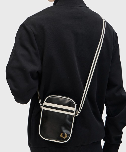 FRED PERRY(フレッドペリー)の「Classic Small Side Bag/クラシックサイドバッグ(ボディバッグ/ウエストポーチ・メンズ・ダークグリーン/ブラック/ダークグリーン系/ダークネイビー・ONE SIZE)」の18枚目の写真