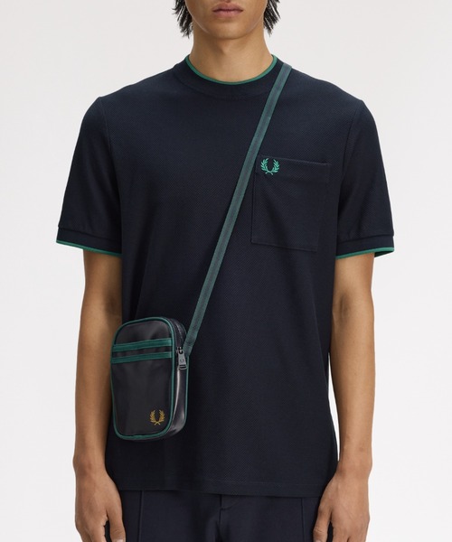 FRED PERRY(フレッドペリー)の「Classic Small Side Bag/クラシックサイドバッグ(ボディバッグ/ウエストポーチ・メンズ・ダークグリーン/ブラック/ダークグリーン系/ダークネイビー・ONE SIZE)」の22枚目の写真