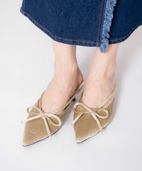 NOELA（ノエラ）の「リボンベロアミュール（パンプス・レディース・グリーン/モカ/オフホワイト・L/M/S）」の3枚目の写真