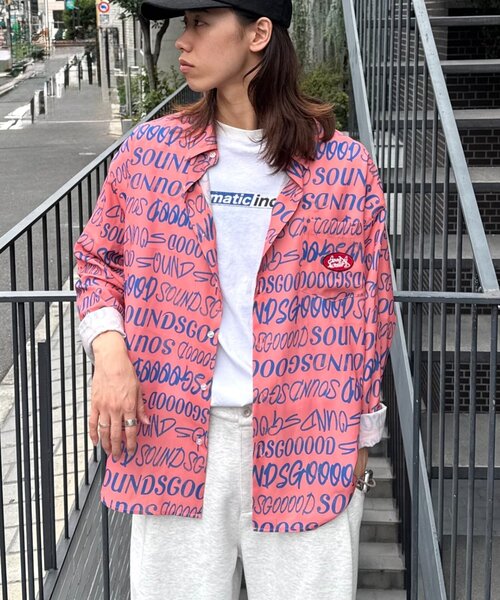 SOUNDSGOOOOD(サウンズグッド)の「【SOUNDSGOOOOD】総柄ロゴシャツ(シャツ/ブラウス・レディース・アイボリー/ピンク・ONE SIZE)」の1枚目の写真