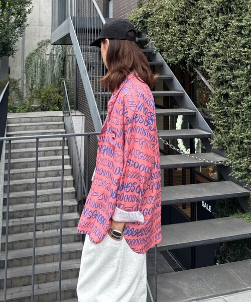 SOUNDSGOOOOD(サウンズグッド)の「【SOUNDSGOOOOD】総柄ロゴシャツ(シャツ/ブラウス・レディース・アイボリー/ピンク・ONE SIZE)」の5枚目の写真