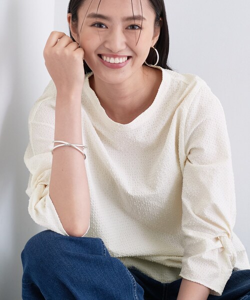 INDIVI(インディヴィ)の「【UVケア/吸汗速乾】スリーブデザインブラウス(シャツ/ブラウス・レディース・ブラック/オフホワイト/ブラック系/パープル・38/34/19/15 /13/05/03)」の2枚目の写真