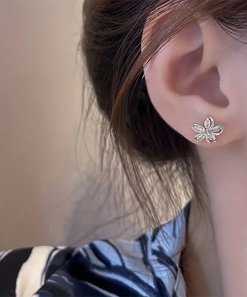 Lace Ladies(レースレディース)の「フラワー モチーフ ビジュー スタッド ピアス(ピアス(両耳用)・レディース・シルバー/ピンク/ゴールド・FREE)」の3枚目の写真