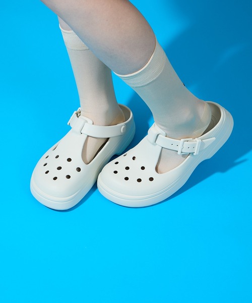 crocs(クロックス)の「【Crocs】Classic Mary Jane Clog クラシック メリージェーンクロッグ(サンダル・レディース・ブラック/アイボリー/パープル・22cm/23cm/24cm/25)」の1枚目の写真