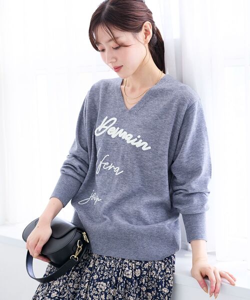 le.coeur blanc(ルクールブラン)の「フレーズロゴ刺繍Vネックニット(ニット/セーター・レディース・ブラウン/グレー/ホワイト・38)」の2枚目の写真