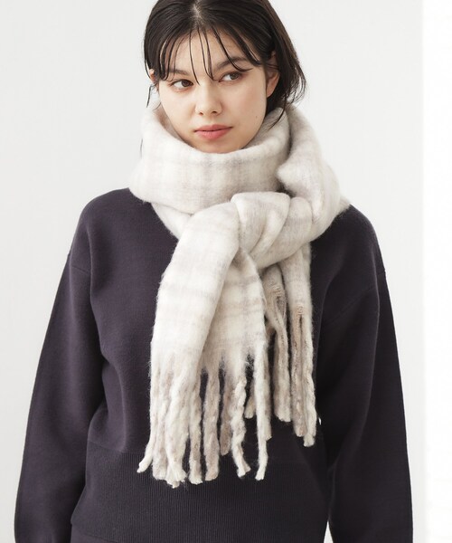 THE SHOP TK （ザ ショップ ティーケー ）の「【大き目サイズ】大人ふわふわチェックマフラー（ストール/ショール・レディース・ネイビー系1/アイボリー系1/ワイン系3・00）」の4枚目の写真