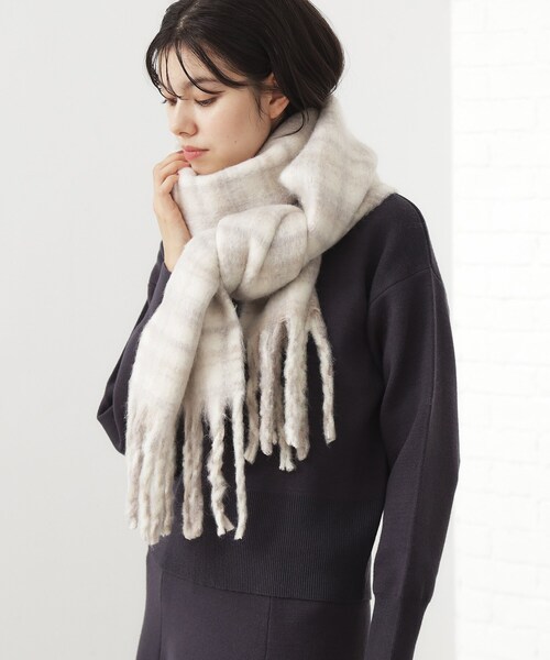 THE SHOP TK （ザ ショップ ティーケー ）の「【大き目サイズ】大人ふわふわチェックマフラー（ストール/ショール・レディース・ネイビー系1/アイボリー系1/ワイン系3・00）」の8枚目の写真