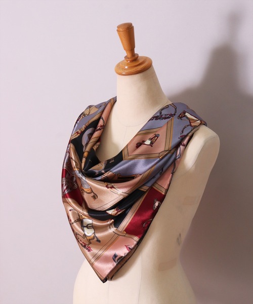 BAYBLO（ベイブロ）の「(CR)【ユニセックス】パネル 馬車 柄 プリント スカーフ[90cm×90cm]（バンダナ/スカーフ・レディース・パープル/ネイビー/ベージュ/ワイン・ONE SIZE）」の4枚目の写真