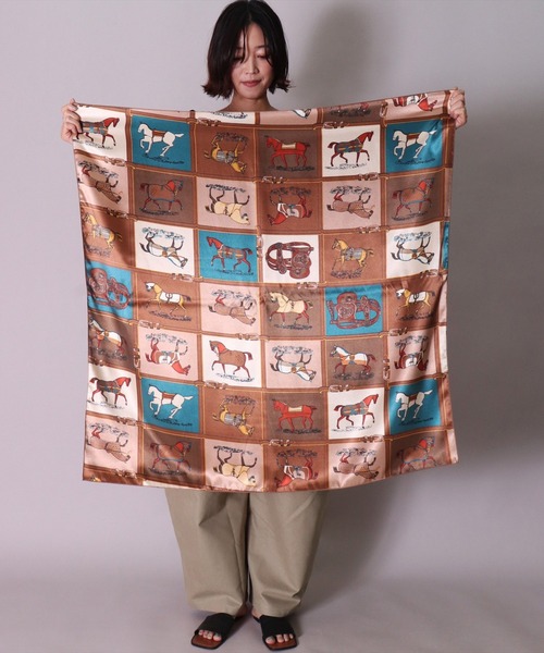 BAYBLO（ベイブロ）の「(CR)【ユニセックス】パネル 馬車 柄 プリント スカーフ[90cm×90cm]（バンダナ/スカーフ・レディース・パープル/ネイビー/ベージュ/ワイン・ONE SIZE）」の5枚目の写真