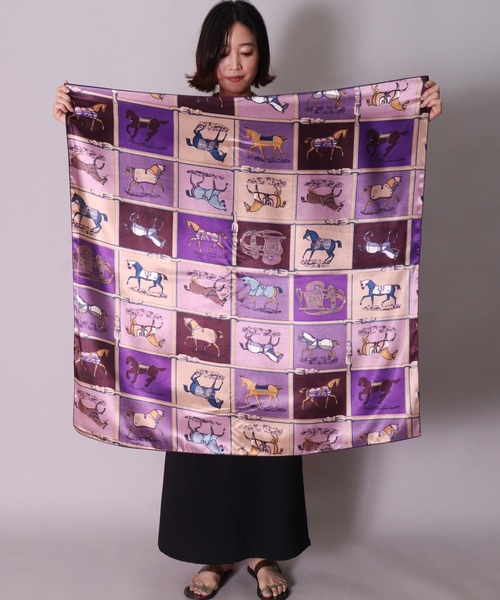 BAYBLO（ベイブロ）の「(CR)【ユニセックス】パネル 馬車 柄 プリント スカーフ[90cm×90cm]（バンダナ/スカーフ・レディース・パープル/ネイビー/ベージュ/ワイン・ONE SIZE）」の7枚目の写真