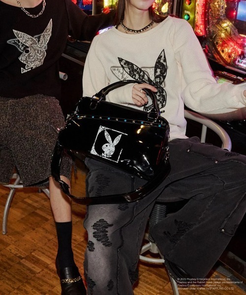 VI E DIT(ヴィエディット)の「PLAYBOY Boston Bag/プレイボーイスクールバッグ(ショルダーバッグ・メンズ・ブラック/グレー・FREE)」の3枚目の写真