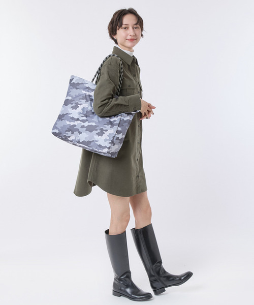 LeSportsac(レスポートサック)の「LARGE 2 WAY TOTE 2ウェイブラック/グレーカモ(トートバッグ・レディース・ブラック・FREE)」の4枚目の写真