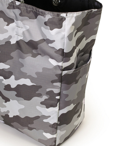 LeSportsac(レスポートサック)の「LARGE 2 WAY TOTE 2ウェイブラック/グレーカモ(トートバッグ・レディース・ブラック・FREE)」の10枚目の写真