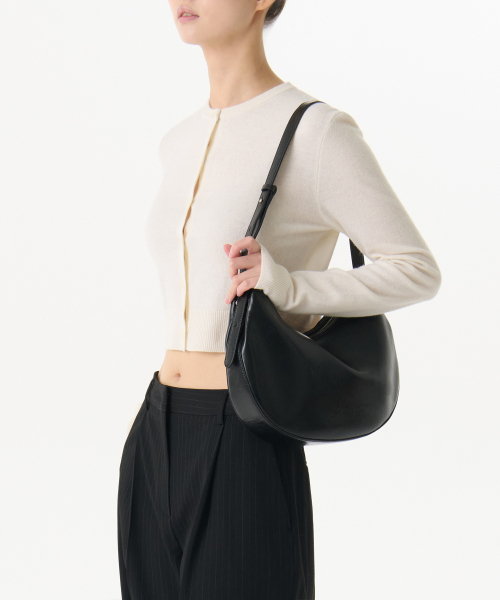 MUSINSA STANDARD WOMAN（ムシンサスタンダードウーマン）の「ファットクレセントショルダーバッグ[ブラック]（ショルダーバッグ・レディース・その他・FREE）」の4枚目の写真
