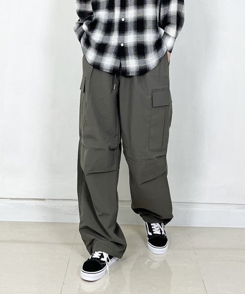 SK8ER ROCK(スケーターロック)の「Knee tuck cargo nylon wide pants dimgray(スウェットパンツ・レディース・その他・FREE)」の2枚目の写真