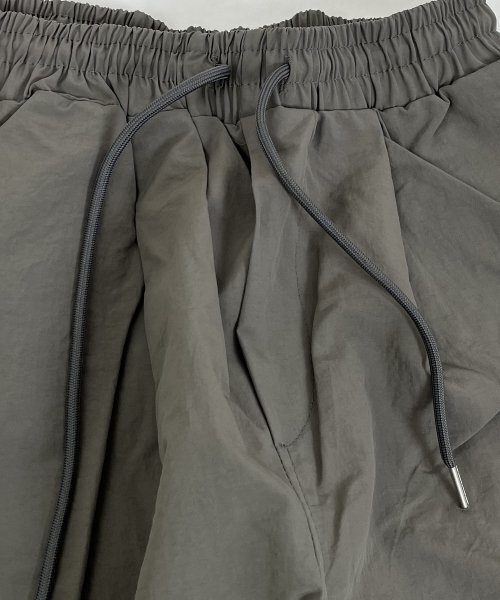 SK8ER ROCK(スケーターロック)の「Knee tuck cargo nylon wide pants dimgray(スウェットパンツ・レディース・その他・FREE)」の4枚目の写真