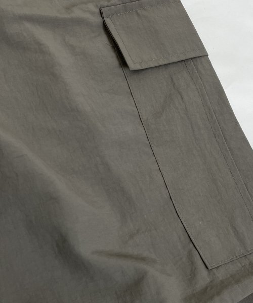 SK8ER ROCK(スケーターロック)の「Knee tuck cargo nylon wide pants dimgray(スウェットパンツ・レディース・その他・FREE)」の5枚目の写真