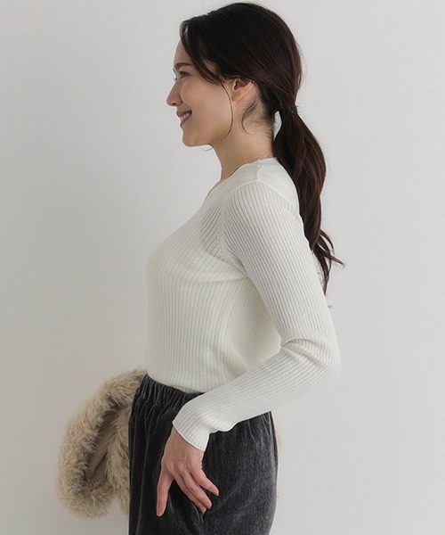 Right-on（ライトオン）の「【HONEYSUCKLE ROSE】もちもちハイネックセーター (リブ編み / 保温性 / 女性らしさ / デイリースタイル)（ニット/セーター・レディース・オフホワイト/グレー/ブルー/ブラック×ホワイト/レッド/ブラック・M/L/S）」の8枚目の写真