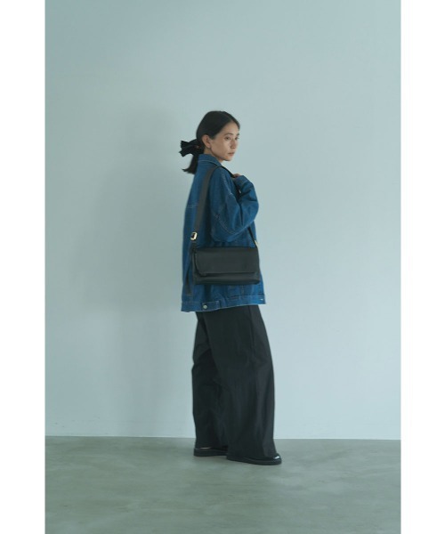 marjour(マージュール)の「OVERSIZED DENIM JACKET(デニムジャケット・レディース・ブラック/ブルー・M)」の5枚目の写真