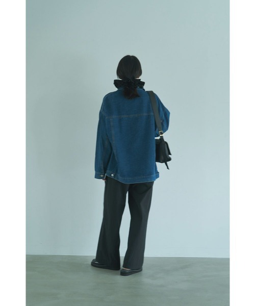 marjour(マージュール)の「OVERSIZED DENIM JACKET(デニムジャケット・レディース・ブラック/ブルー・M)」の4枚目の写真