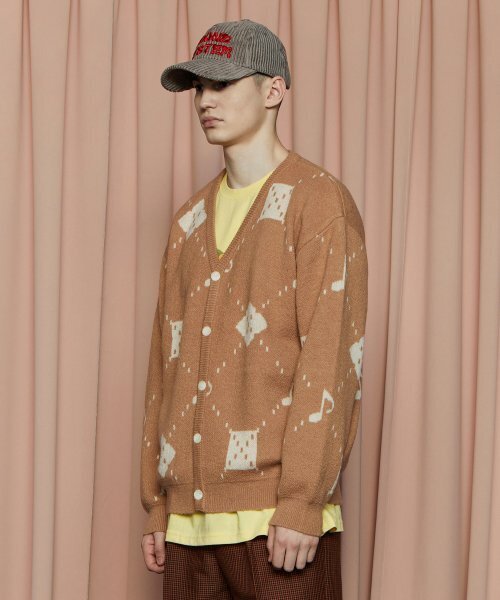 UNALLOYED（アナロイド）の「ミュージックアーガイルカーディガン / ベージュ（カーディガン/ボレロ・メンズ・その他・LARGE/MEDIUM）」の2枚目の写真