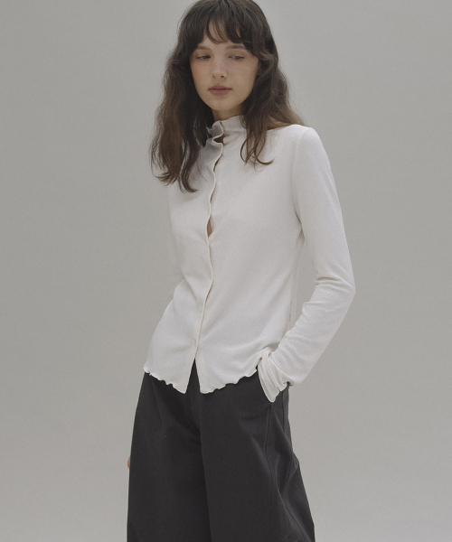 ANDNEEDS(アンドニーズ)の「Pomi pleats blouse (ivory)(シャツ/ブラウス・レディース・その他・FREE)」の4枚目の写真