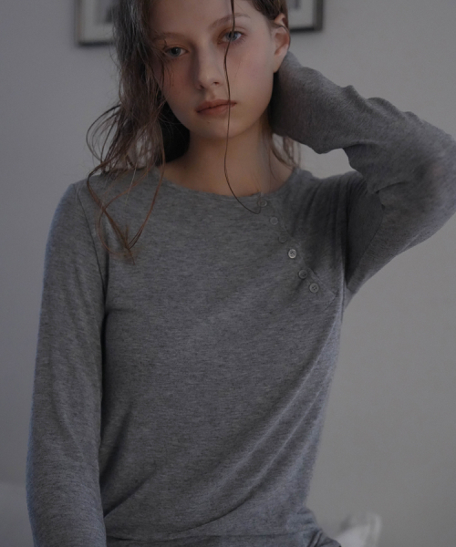DEHEVE（デヘヴェ）の「Side Button Long Sleeve [Charcoal]（Tシャツ/カットソー・レディース・チャコールグレー・FREE）」の4枚目の写真