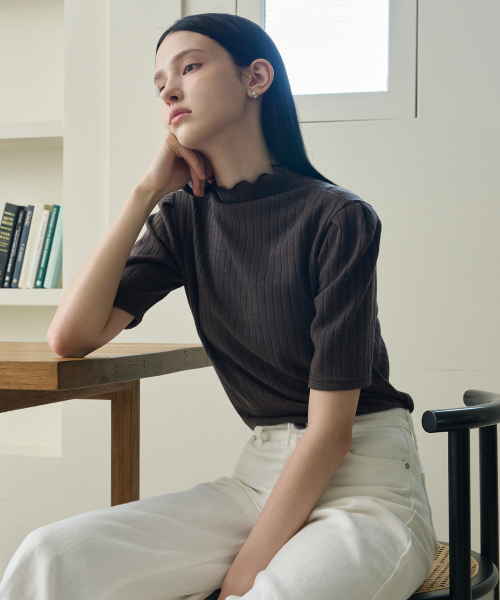 BIBYSEOB（バイバイソプ）の「ハーフネックフリルポラティモカブラウン[T43]（Tシャツ/カットソー・レディース・ブラウン・FREE）」の3枚目の写真