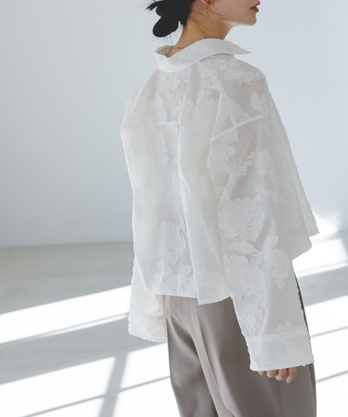 Noble（ノーブル）の「フラワージャガードショートシャツ（シャツ/ブラウス・レディース・ホワイト/サックスブルー・FREE）」の2枚目の写真