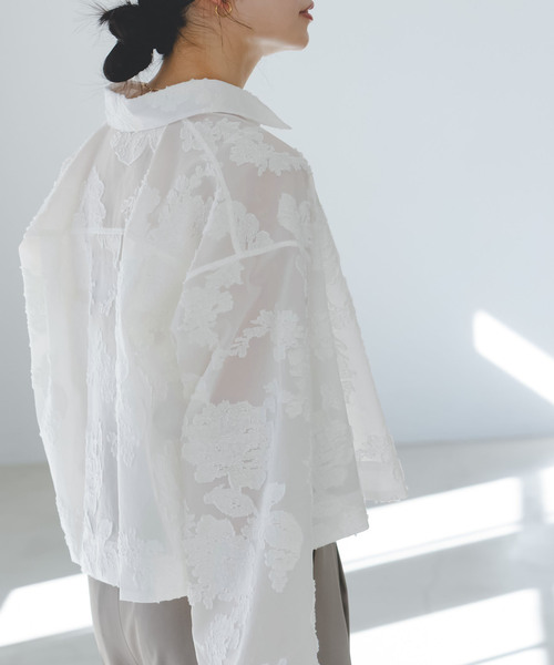 Noble（ノーブル）の「フラワージャガードショートシャツ（シャツ/ブラウス・レディース・ホワイト/サックスブルー・FREE）」の3枚目の写真