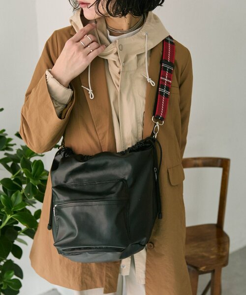 ear PAPILLONNER（イアパピヨネ）の「アウトポケット巾着ショルダーバッグ（ショルダーバッグ・レディース・ブラック/ブルー系その他・FREE）」の2枚目の写真