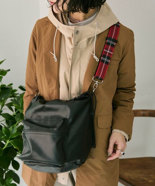 ear PAPILLONNER（イアパピヨネ）の「アウトポケット巾着ショルダーバッグ（ショルダーバッグ・レディース・ブラック/ブルー系その他・FREE）」の20枚目の写真