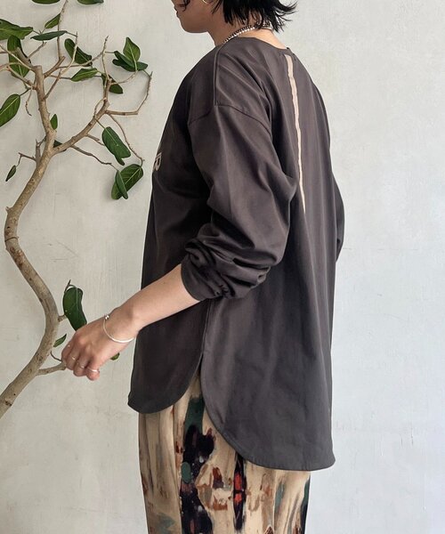un dix cors（アンディコール）の「バックテープロゴロングTEE（Tシャツ/カットソー・レディース・ブラウン/ブラック/アイボリー・FREE）」の11枚目の写真