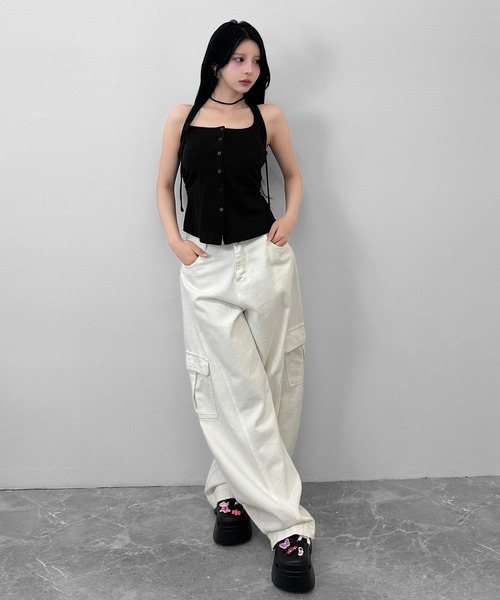 FOLLOWIN(フォロウィン)の「3color/ホルターネック ボタンキャミトップス(タンクトップ・レディース・アイボリー/ブラック/チャコールグレー・FREE)」の6枚目の写真