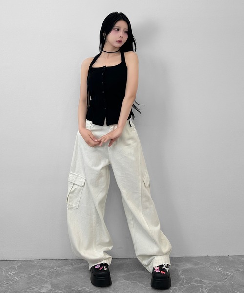 FOLLOWIN(フォロウィン)の「3color/ホルターネック ボタンキャミトップス(タンクトップ・レディース・アイボリー/ブラック/チャコールグレー・FREE)」の9枚目の写真