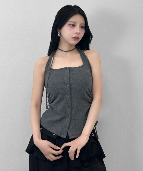 FOLLOWIN(フォロウィン)の「3color/ホルターネック ボタンキャミトップス(タンクトップ・レディース・アイボリー/ブラック/チャコールグレー・FREE)」の12枚目の写真