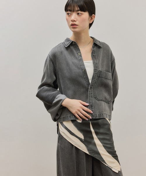 ADAM ET ROPE'(アダムエロペ)の「ライトデニムシャツ(シャツ/ブラウス・レディース・サックスブルー/ブルー系その他4/ブラック・FREE)」の2枚目の写真