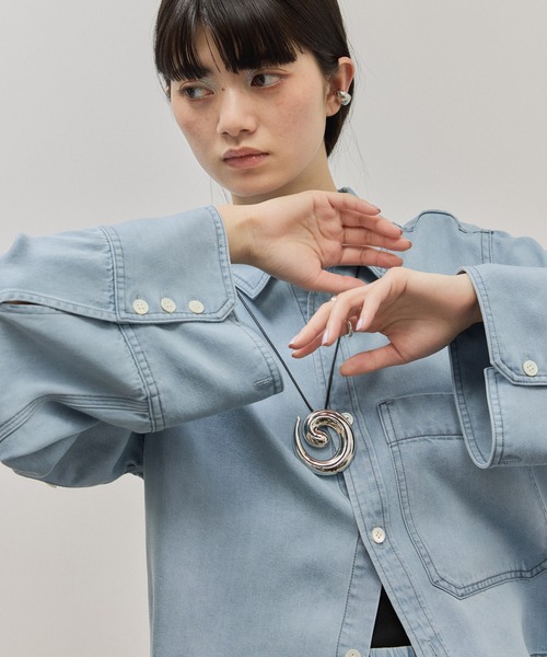 ADAM ET ROPE'(アダムエロペ)の「ライトデニムシャツ(シャツ/ブラウス・レディース・サックスブルー/ブルー系その他4/ブラック・FREE)」の19枚目の写真