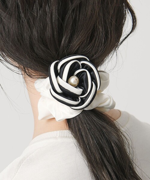 UNITED ARROWS（ユナイテッドアローズ）の「バイカラー ローズ シュシュ（シュシュ・レディース・ブラック/オフホワイト・FREE）」の2枚目の写真