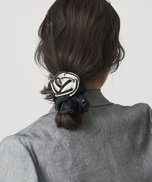 UNITED ARROWS（ユナイテッドアローズ）の「バイカラー ローズ シュシュ（シュシュ・レディース・ブラック/オフホワイト・FREE）」の3枚目の写真