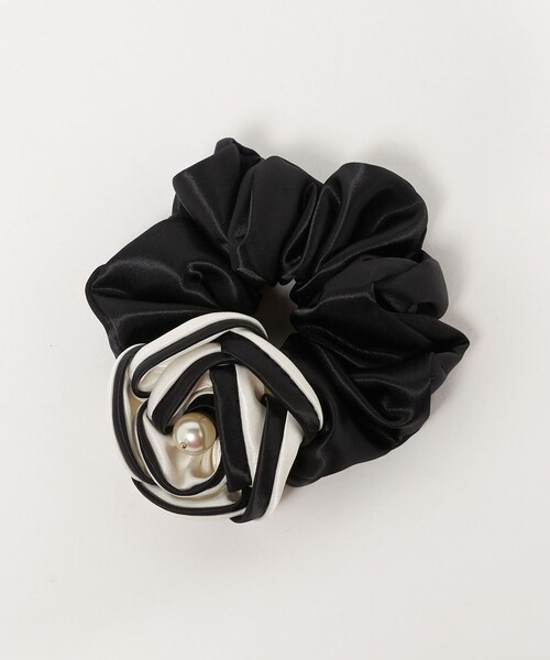 UNITED ARROWS（ユナイテッドアローズ）の「バイカラー ローズ シュシュ（シュシュ・レディース・ブラック/オフホワイト・FREE）」の5枚目の写真