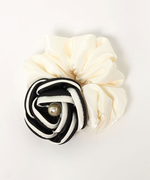 UNITED ARROWS（ユナイテッドアローズ）の「バイカラー ローズ シュシュ（シュシュ・レディース・ブラック/オフホワイト・FREE）」の8枚目の写真